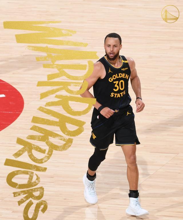 九游游戏中心-库里关键时刻救险，费德勒力保胜局拿下系列赛的简单介绍