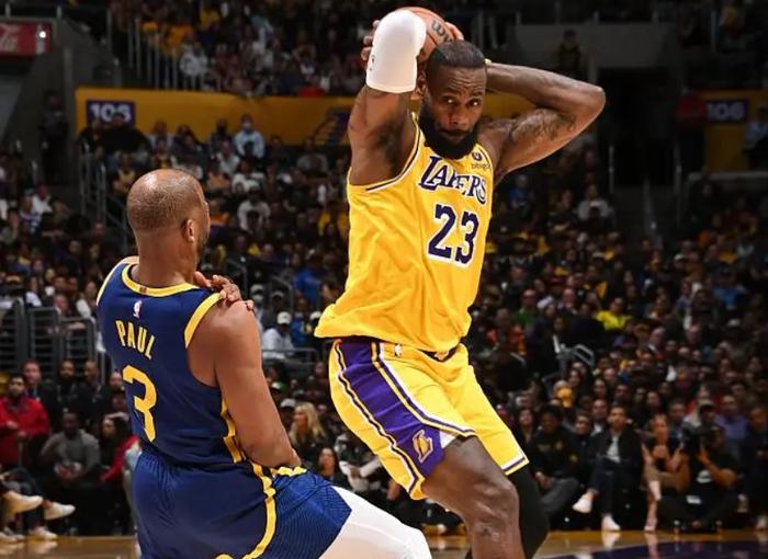 九游游戏中心-关于浓眉哥重返赛场，领先优势明显首场状态出色，热火观众沸腾！比赛高潮迭起的信息